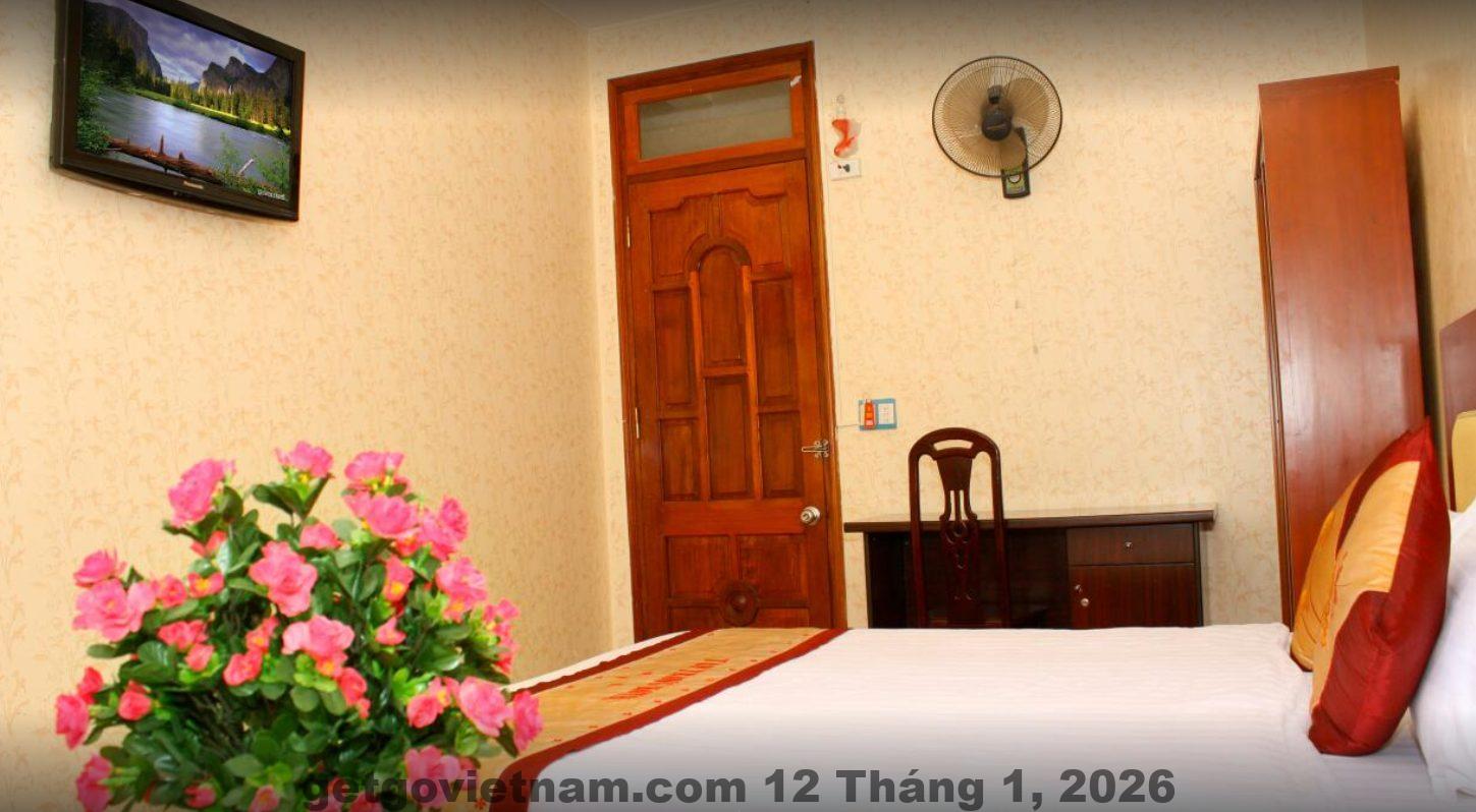 Bữa sáng tại Khách sạn Tân Trang, với các món ăn Việt Nam đặc trưng.