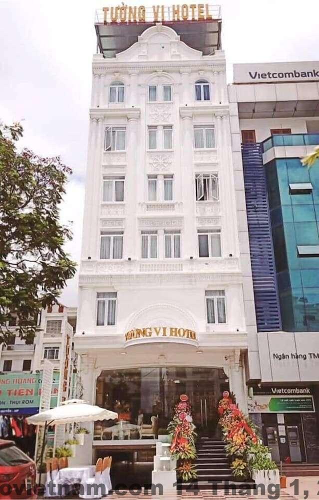 Phòng ngủ GRAND HILL Hotel & Apartment với giường lớn và thiết kế tối giản