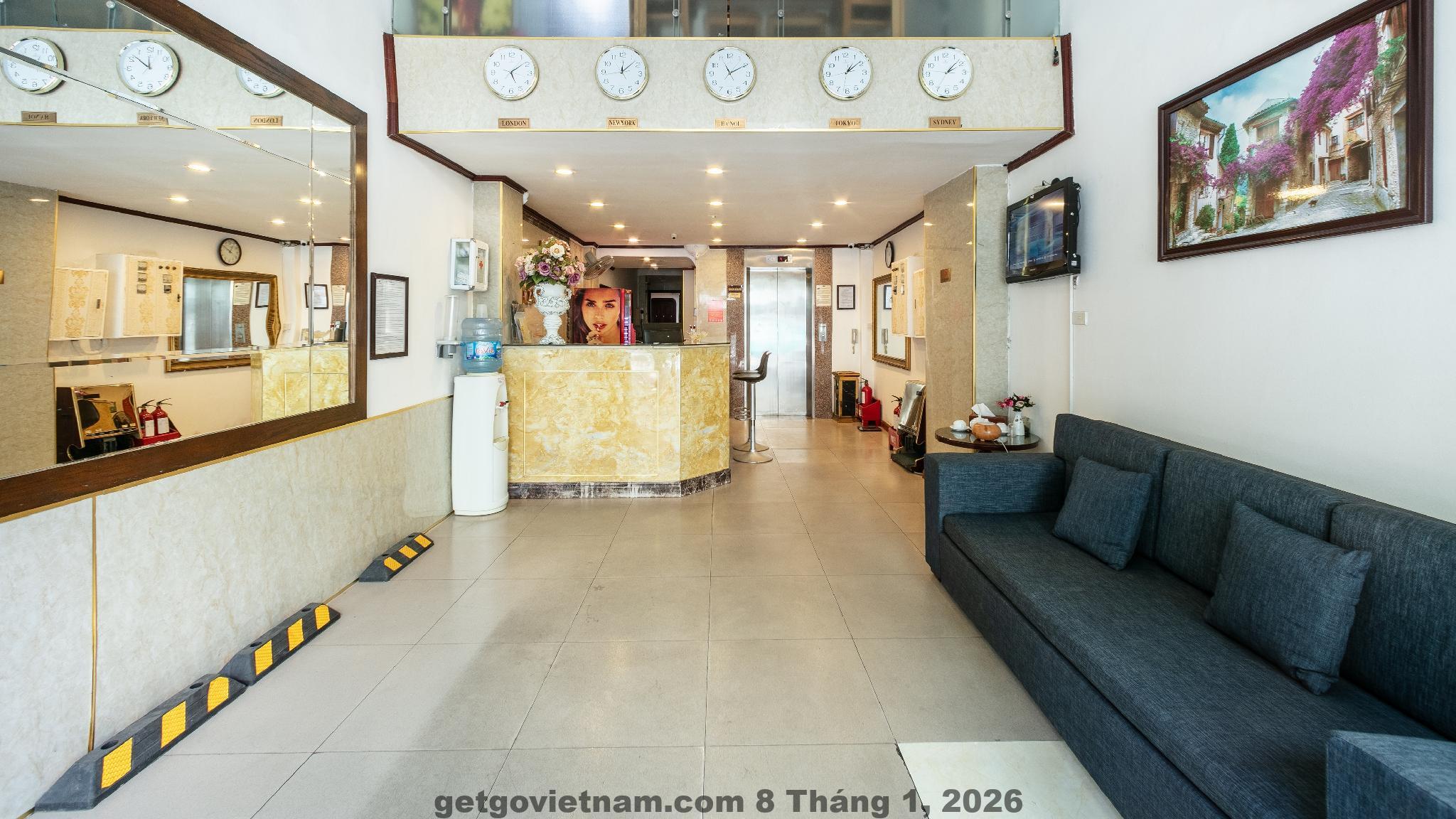 Phòng tiêu chuẩn A25 Hotel 53 Tuệ Tĩnh thiết kế đơn giản, ánh sáng ấm
