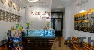 Hồ bơi ngoài trời tại khách sạn Hưng Thịnh với không gian thư giãn.