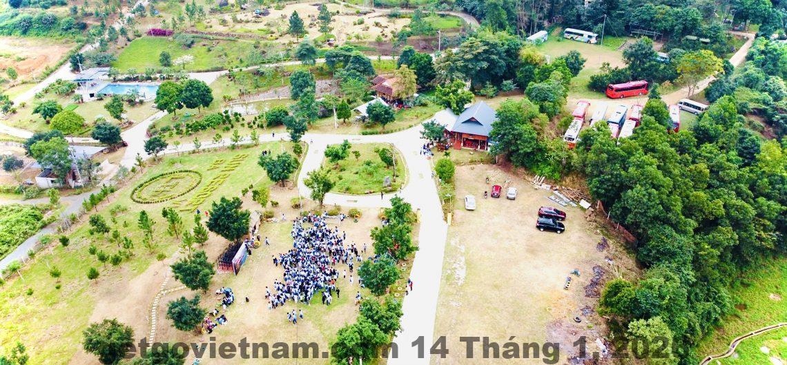 Khu vực đường vào BaVi Gateway Hotel, xung quanh là làng quê Ba Vì yên tĩnh