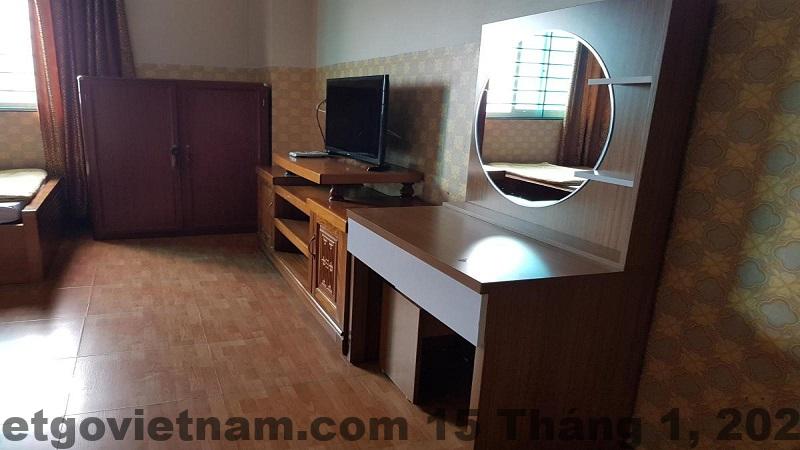 Khu vực lễ tân và hành lang thể hiện phong cách phục vụ đơn giản, đúng chuẩn khách sạn địa phương