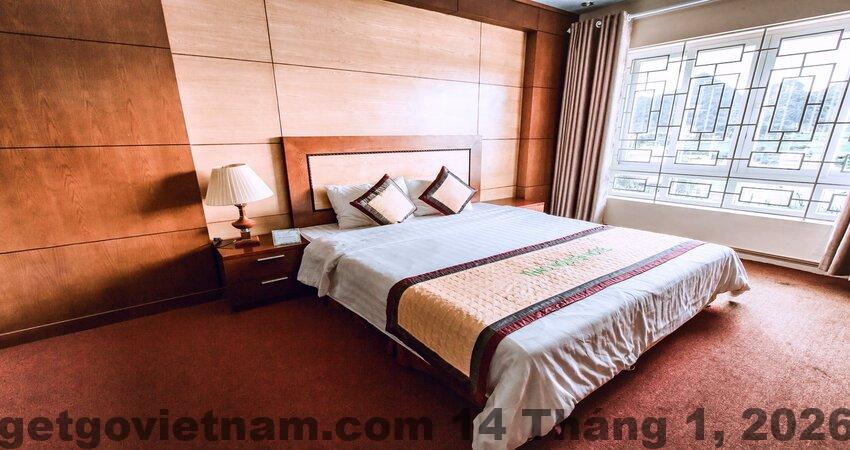Phòng ngủ Việt Hưng Hotel với nội thất cơ bản, phong cách cũ