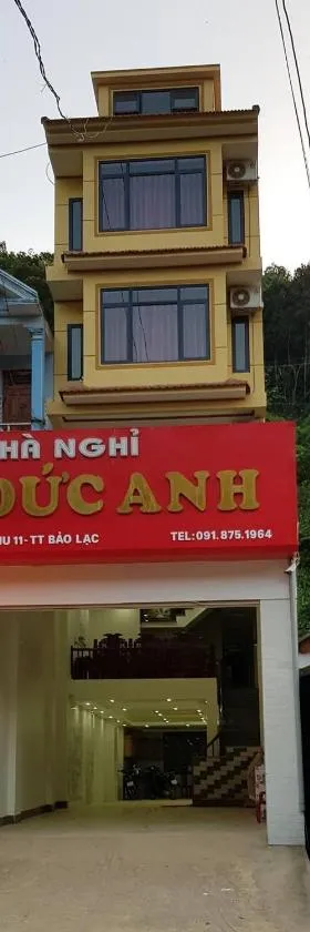 Phòng nghỉ nhà nghỉ địa phương với giường cơ bản và nội thất đơn giản