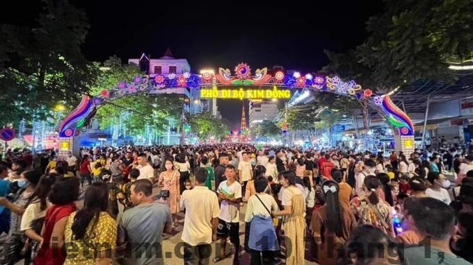 Khách Sạn Hoàng Trang Đánh Giá 2026: Trải Nghiệm Đầy Màu Sắc tại Cao Bằng 4 Phòng nghỉ tại khách sạn Hoàng Trang – không gian thoải mái, thiết kế đơn giản nhưng đầy đủ tiện nghi.