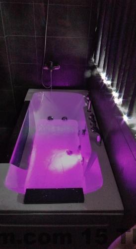 Phòng ngủ Tina 3 Hotel Cần Thơ với nội thất đơn giản