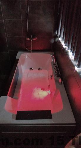 Phòng tắm Tina 3 Hotel Cần Thơ sạch sẽ ở mức cơ bản