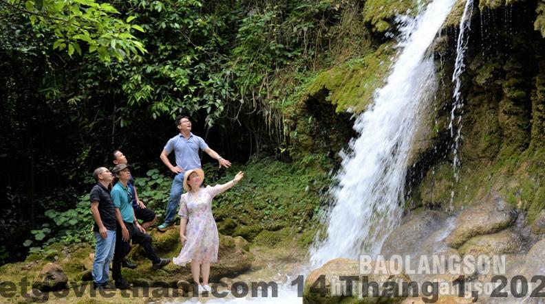 Khu vực lễ tân và sảnh chờ của TRA LINH HOTEL & RESTAURANT