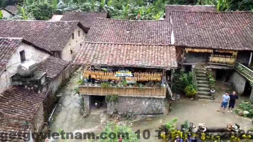 Chủ Homestay A Sỹ giao lưu cùng khách bên bếp lửa