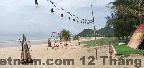 Phòng tiêu chuẩn Quan Lan Nam Phong Hotel với giường lớn nội thất đơn giản và điều hòa