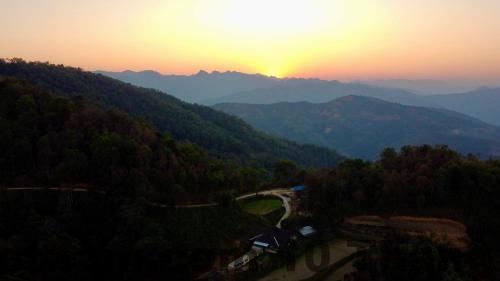 Baolac Homestay Hostel & Coffee: Khám Phá Điểm Dừng Chân Tuyệt Vời ở Cao Bằng 4 Đội ngũ nhân viên tại Baolac Homestay rất thân thiện và sẵn sàng hỗ trợ khách hàng mọi lúc.