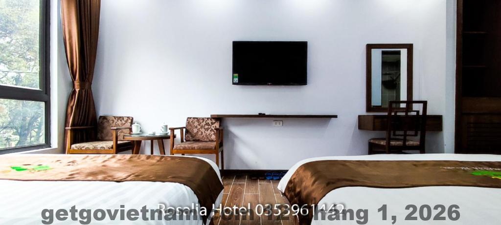 Phòng ngủ tại Khách sạn LOTUS Tam Đảo với giường đôi và ban công