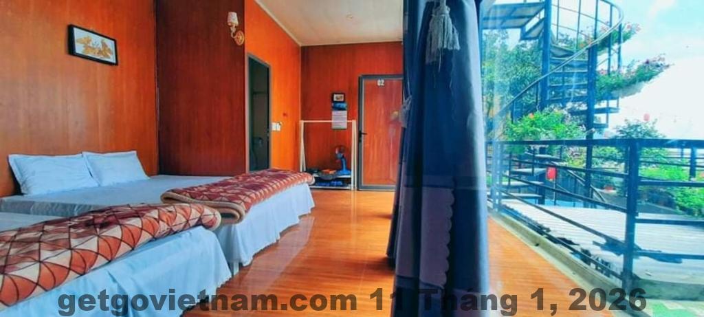 Cảnh quan xung quanh khách sạn, một trong những điểm cộng lớn về vị trí thuận tiện cho du khách.