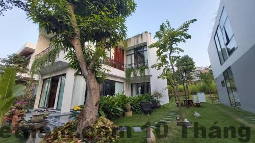 Không gian phòng khách Magnolia Mansion Villa F1.9 với trần cao, diện tích lớn và ánh sáng tự nhiên