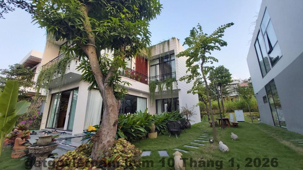 Venus Villas Đại Lải Review 2026: Biệt thự nghỉ dưỡng riêng tư giữa thung lũng Thanh Xuân 6 Không gian bếp và khu ăn uống bên trong villa Venus Villas