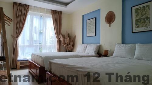 Nhân viên Khách sạn Anh Đào Tam Đảo hỗ trợ khách với thái độ thân thiện