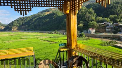 Không gian chung đơn giản tại New Highland Hotel