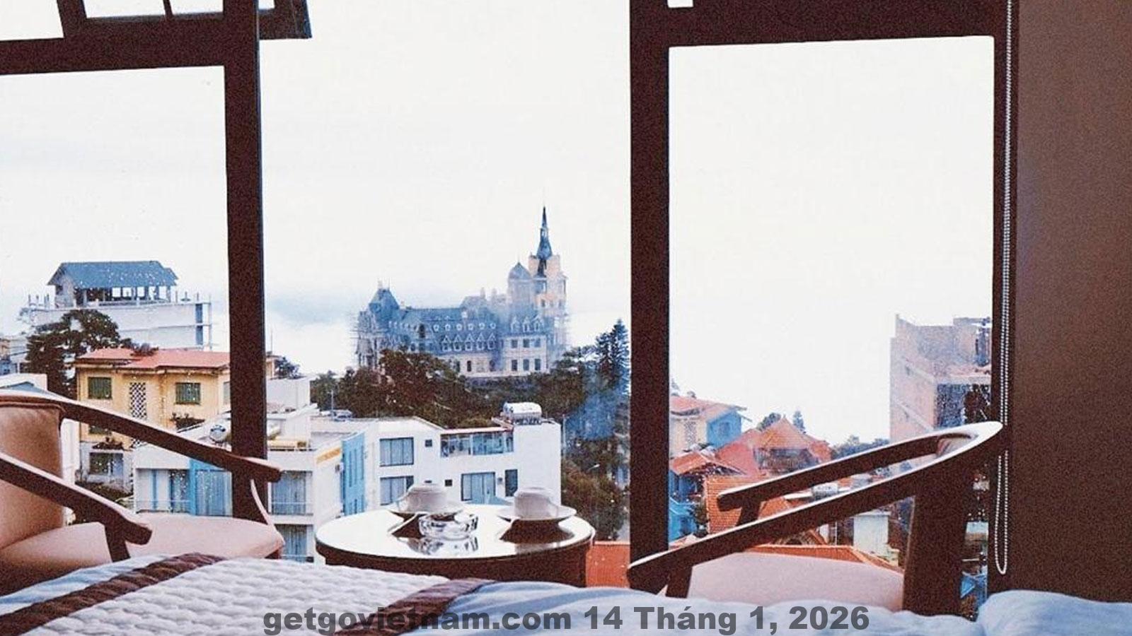 Khu vực lễ tân Ngân Hà Hotel Tam Đảo với phong cách phục vụ thân thiện