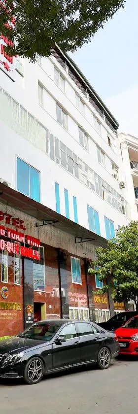 Phòng ngủ tại HAO LAN LUXURY HOTEL với giường lớn, nội thất gỗ và không gian thoáng