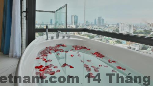 Hồ bơi rooftop tại Khách sạn San Marino Boutique Danang