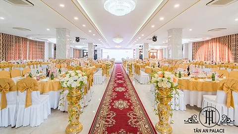 Một góc nhìn về khu vực lễ tân của khách sạn Tân An Palace.