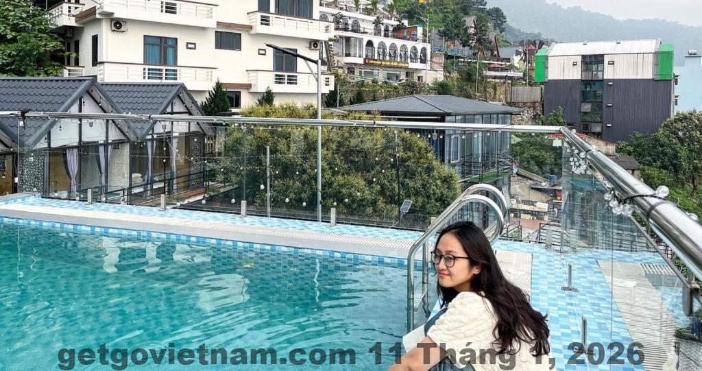 Nội thất phòng nghỉ tại Daisy Hotel, dù không quá hiện đại nhưng vẫn đảm bảo sự tiện nghi cơ bản.