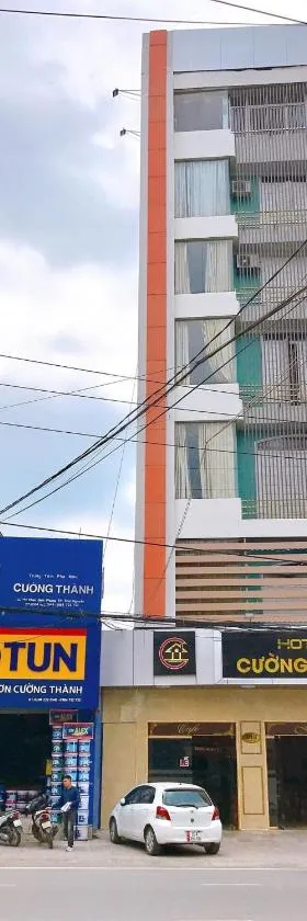 Phòng nghỉ Khách Sạn Sơn Hải với nội thất gỗ truyền thống và diện tích vừa phải