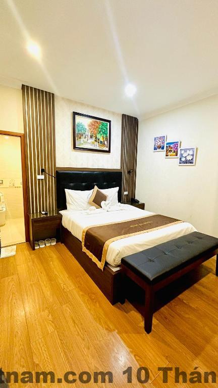 Phòng khách sạn đơn giản nhưng đầy đủ tiện nghi cơ bản, mang đến sự thoải mái cho du khách