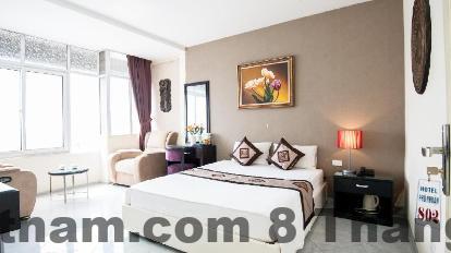 Phòng ngủ tiêu chuẩn Khách sạn Phú Hưng với nội thất gỗ đơn giản