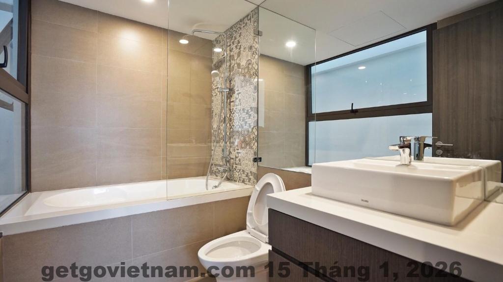 Phòng ngủ tại LUXE PARADISE HOTEL RESIDENCE với giường lớn và cửa sổ đón ánh sáng