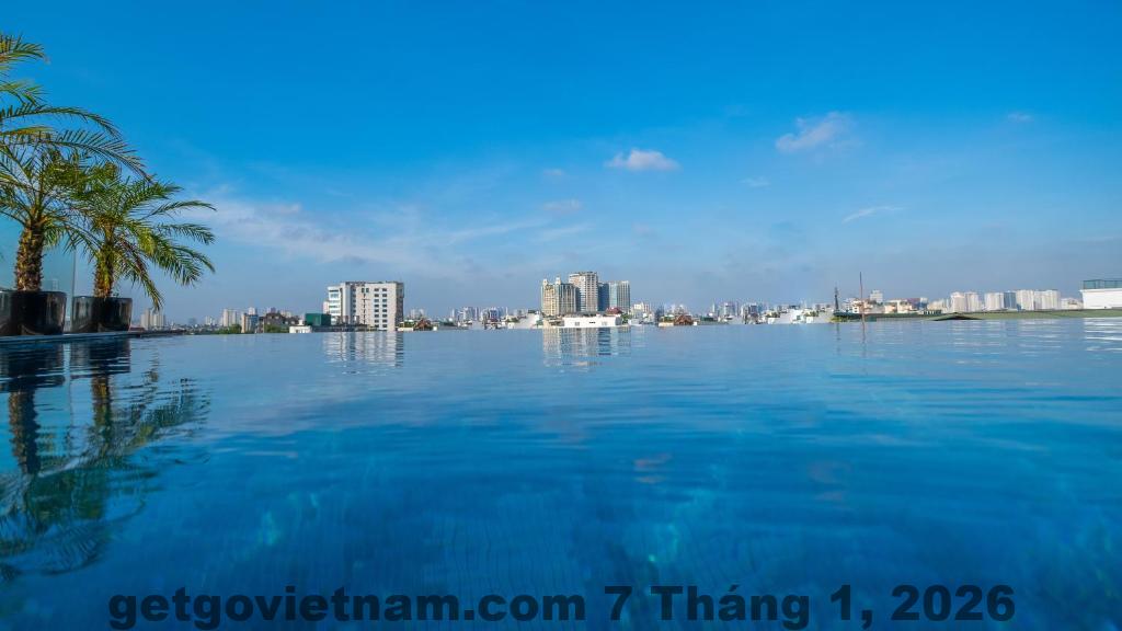 Phòng ngủ The Lapis Hotel có diện tích rộng, thiết kế hiện đại, phù hợp khách công tác