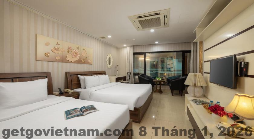 Hồ bơi ngoài trời tại Halo Hanoi Hotel, sạch sẽ và thoáng mát