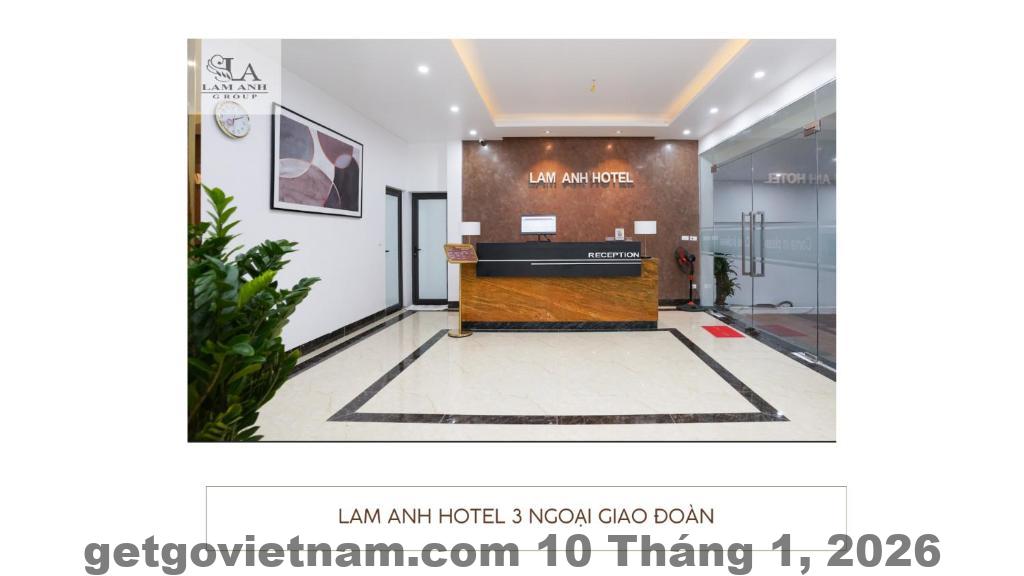 Phòng ngủ tại Romeo Hotel Ngoại Giao Đoàn với giường lớn và bồn tắm trong phòng