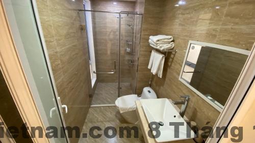 Nhân viên khách sạn với thái độ phục vụ chuyên nghiệp và thân thiện