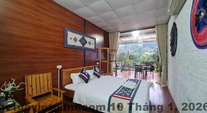 Không gian sân vườn nhỏ tại Bac Ha Boutique để ngồi uống trà và thư giãn