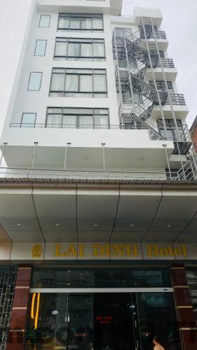 Nhân viên phục vụ khách sạn Long Thành - Nhân viên nhiệt tình, thân thiện tại lễ tân khách sạn Long Thành.