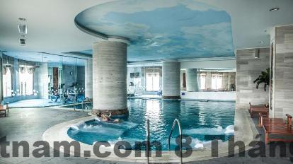 Phòng nghỉ tại khách sạn Vacanza Premier Đội Cấn thiết kế hiện đại gọn gàng