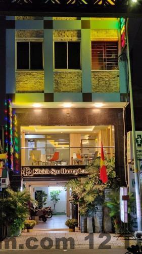 Lễ tân khách sạn Hương Lan