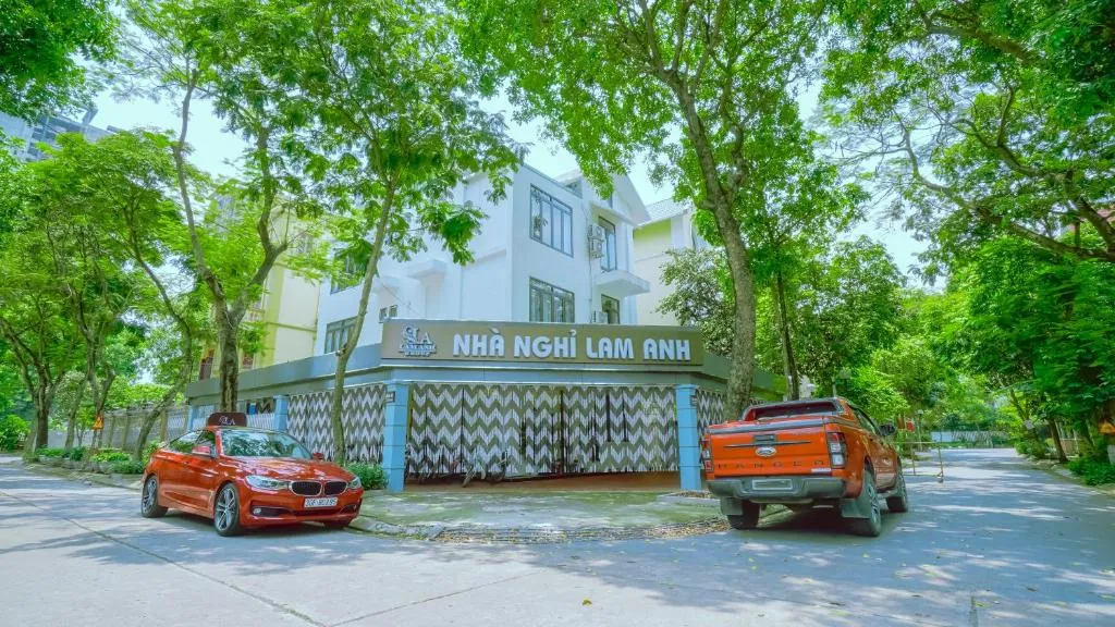 Không gian phòng ngủ Khách sạn Love với giường lớn và nội thất cơ bản