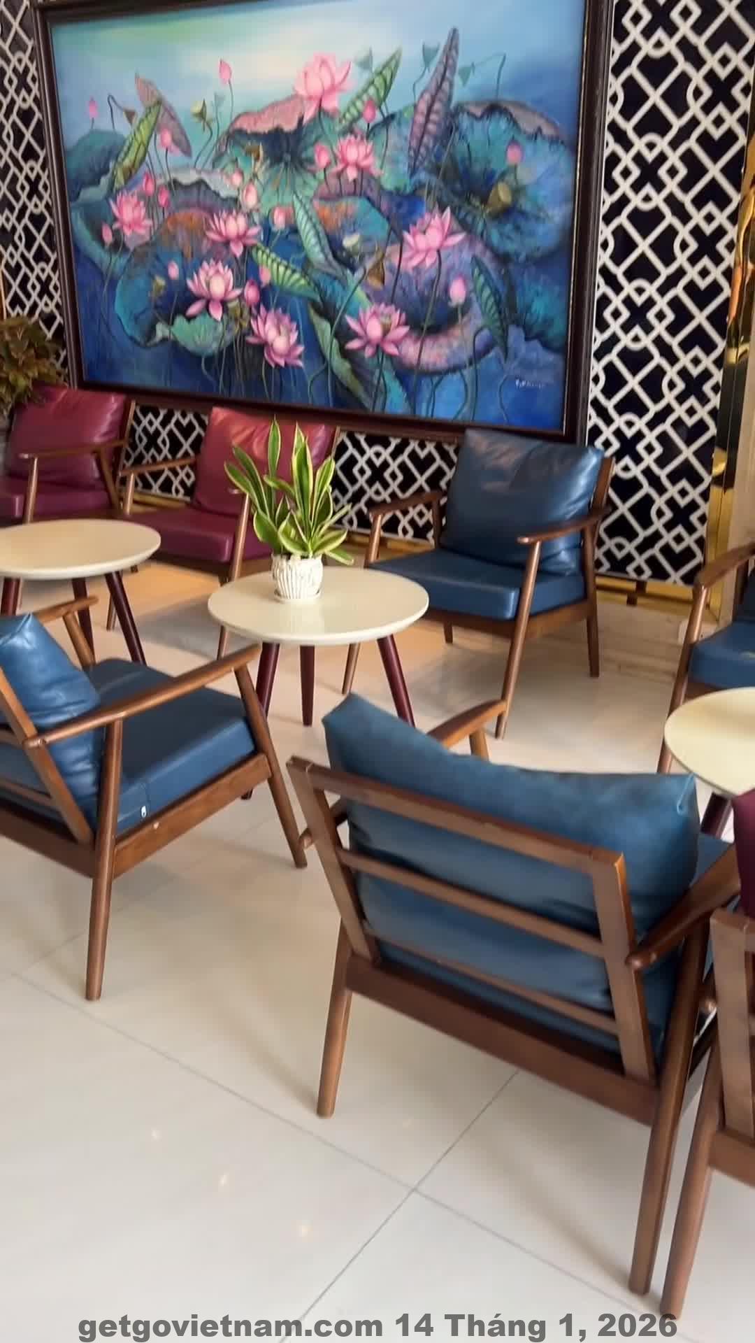 Hồ bơi Alani Sea View Hotel với tầm nhìn ra thành phố và biển