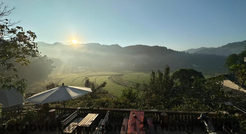 Khu vực ăn sáng đơn giản tại Bình Minh Bắc Hà Hotel, phục vụ các món truyền thống