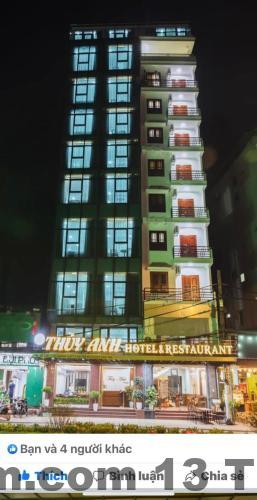 Khách sạn Anh Phát nhìn từ xa, với không gian xanh mát và thoáng đãng.