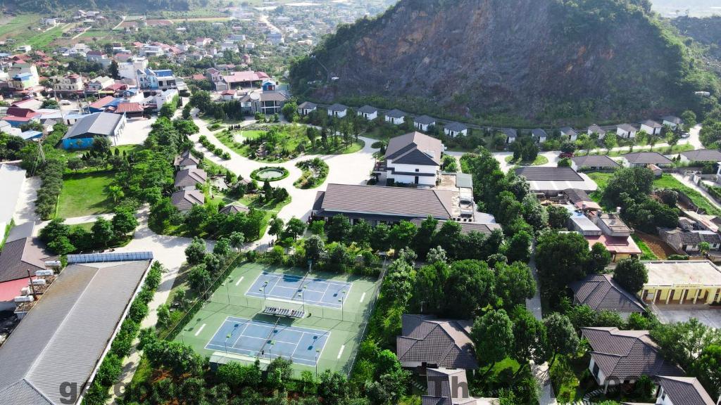 Không gian ăn uống đơn giản tại khách sạn, quy mô nhỏ và không đa dạng món