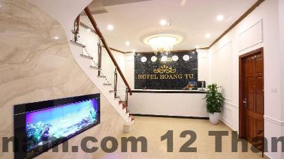 Phòng nghỉ tại Hoàng Tử Hotel với giường lớn, nội thất cơ bản và ánh sáng ổn