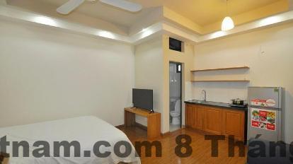 Phòng studio tại Granda Central Apartment với giường lớn, bếp nhỏ và bàn làm việc