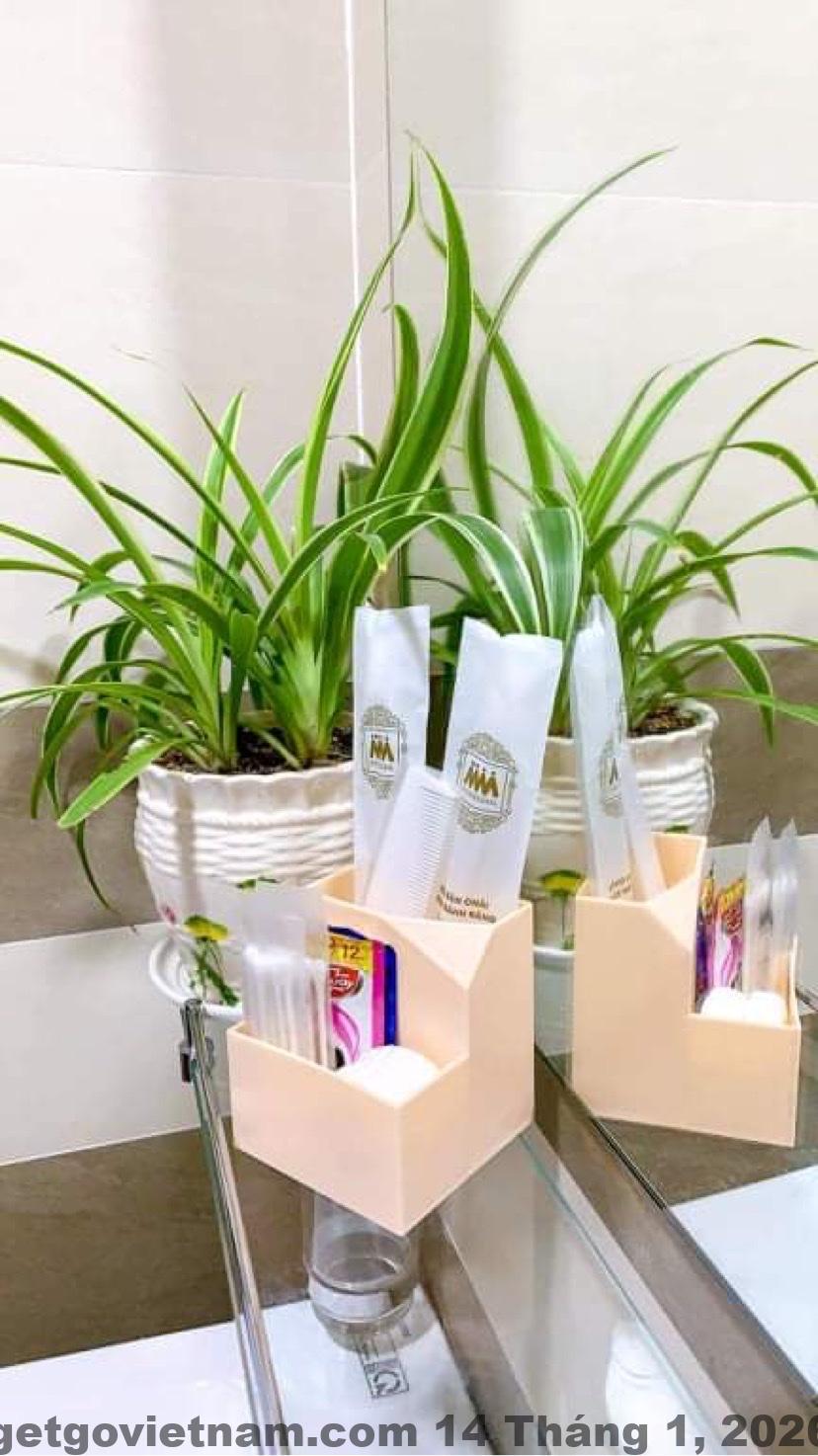 Khu vực lễ tân Charm Island Hotel với nhân viên hỗ trợ khách