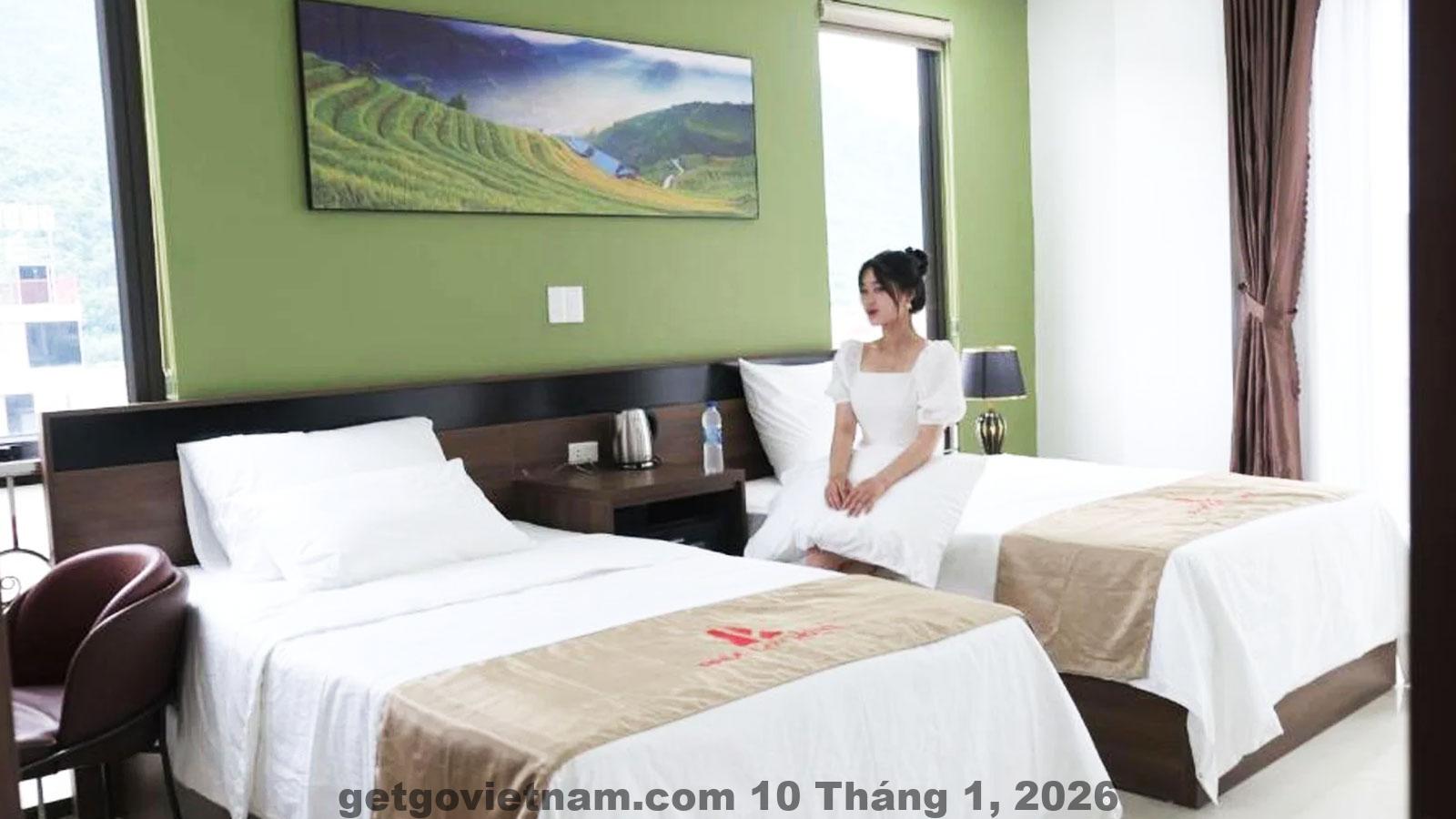 Khách sạn Phúc Lâm nhìn từ ngoài, không gian thoáng đãng, dễ dàng di chuyển đến các điểm tham quan nổi tiếng