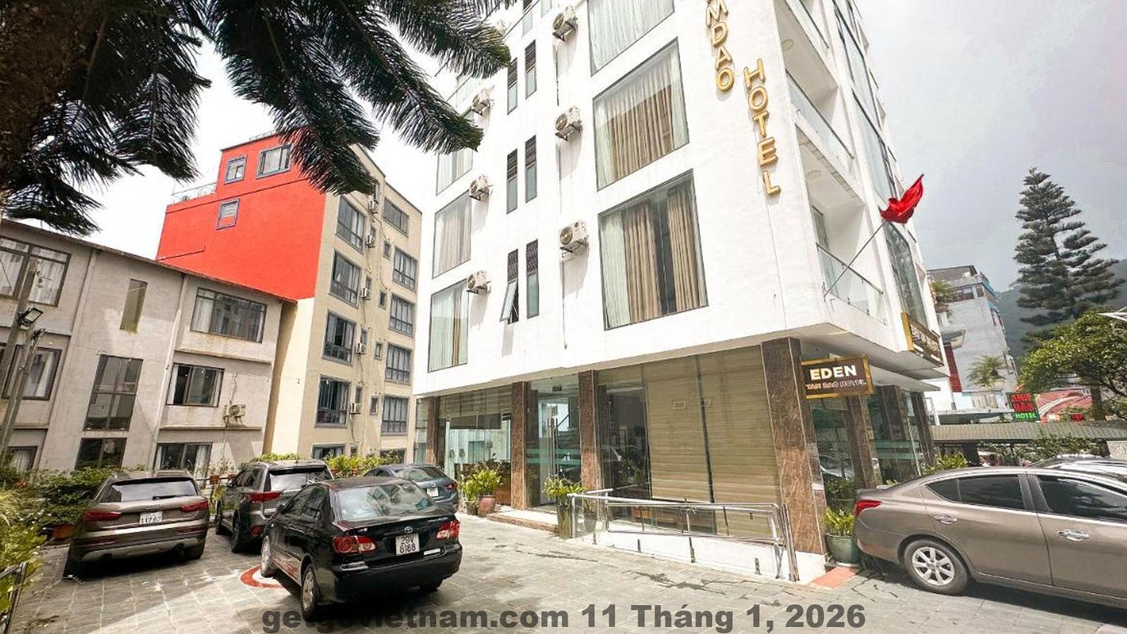 Phòng nghỉ khách sạn Eden Tam Đảo với nội thất gỗ và cửa sổ lớn nhìn ra núi