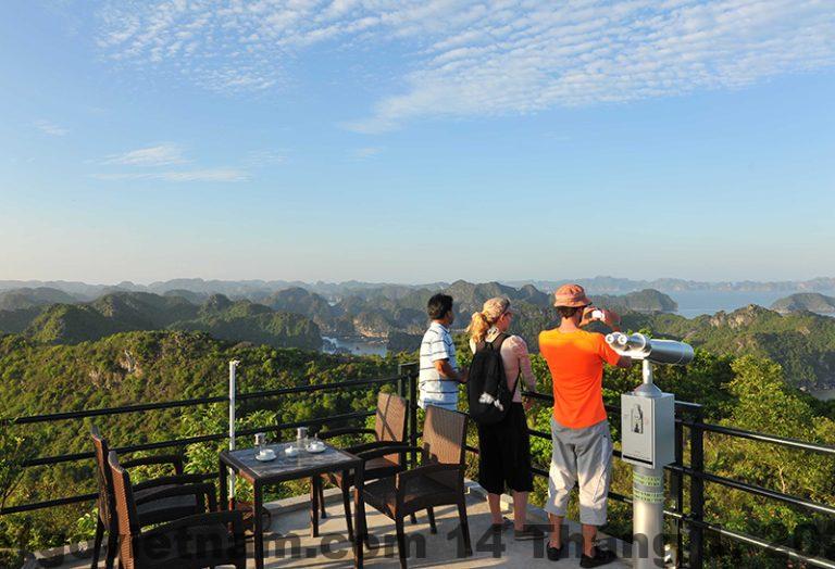 Thị trấn Cát Bà sôi động về đêm với nhiều nhà hàng và quán cà phê xung quanh Catba Island Hotel