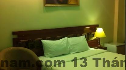 Một nhân viên khách sạn Huy Hoàng đang hỗ trợ khách hàng tại khu vực lễ tân